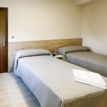 Hostal Restaurante Cuatro Caminos Cubillos del Sil Esterno foto