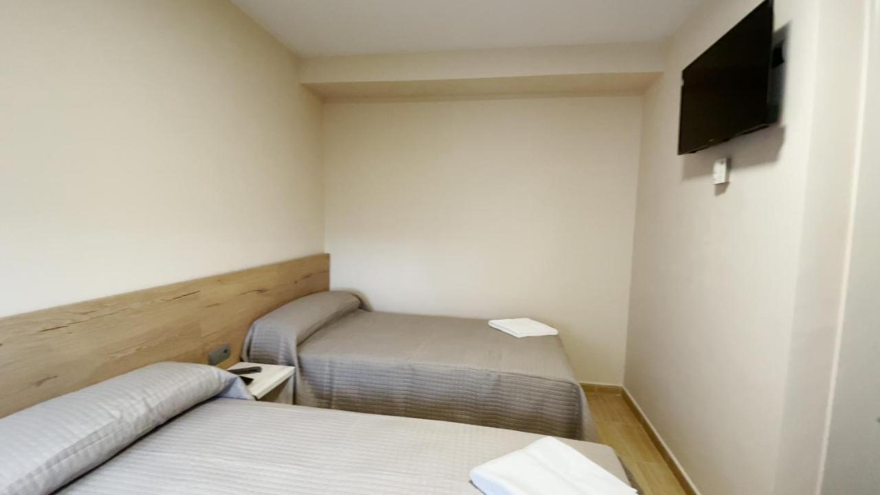 Hostal Restaurante Cuatro Caminos Cubillos del Sil Esterno foto