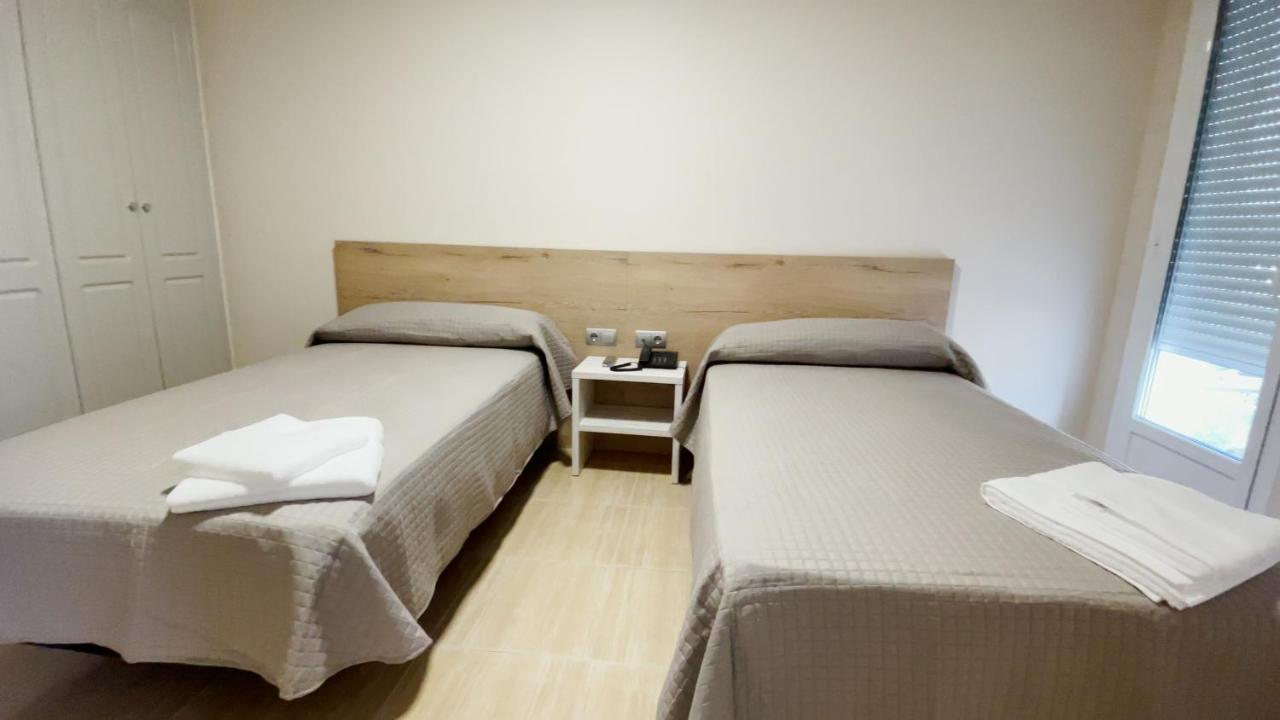Hostal Restaurante Cuatro Caminos Cubillos del Sil Esterno foto