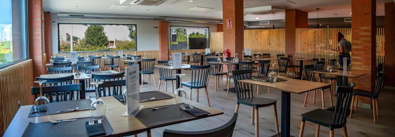 Hostal Restaurante Cuatro Caminos Cubillos del Sil Esterno foto